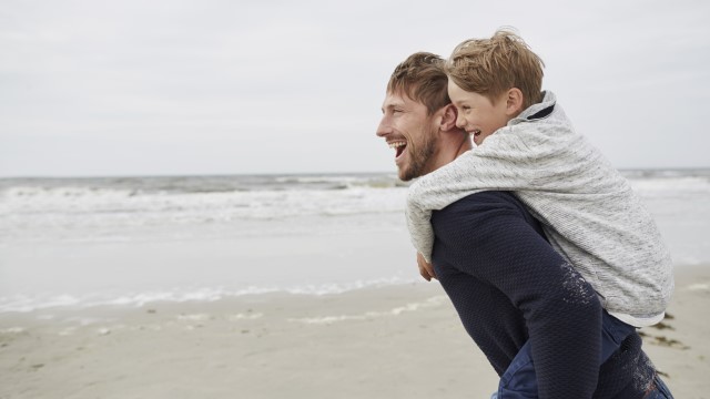 Sønn og far på strand